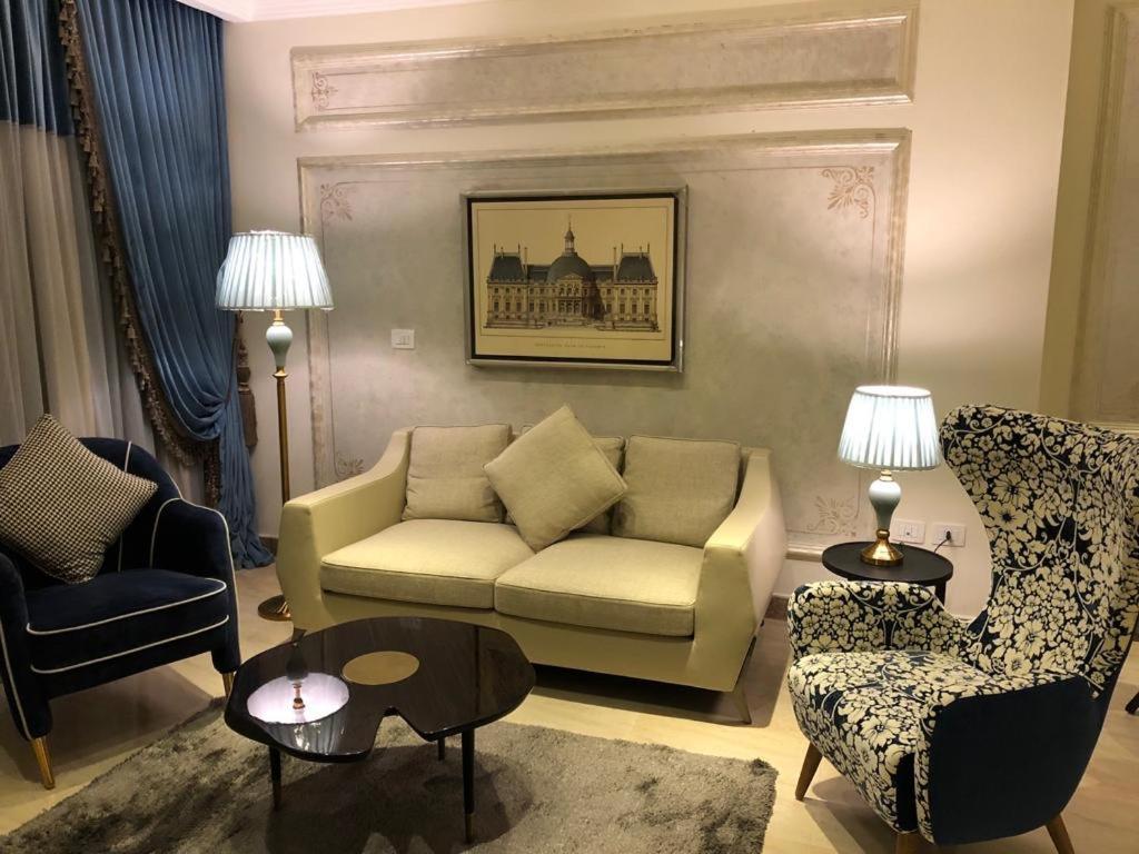 Fleet Club Mahrousa Александрия Екстериор снимка A living room in a suite at the hotel