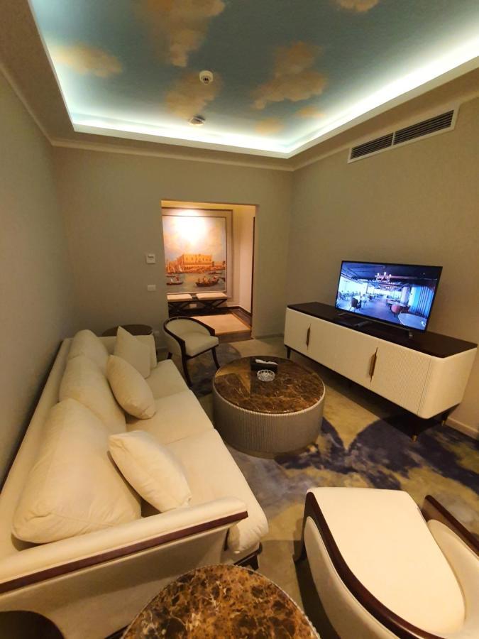 Fleet Club Mahrousa Александрия Екстериор снимка A living room in a suite at the hotel