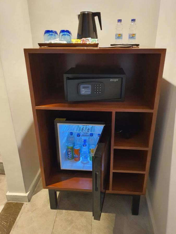 Fleet Club Mahrousa Александрия Екстериор снимка A mini-refrigerator in a hotel room