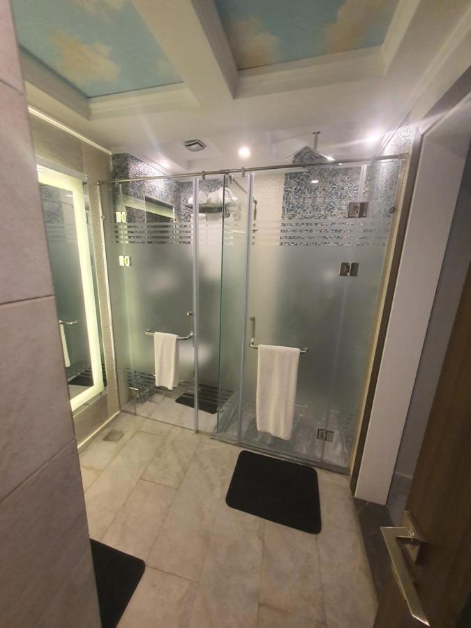 Fleet Club Mahrousa Александрия Екстериор снимка A shower with a sliding door