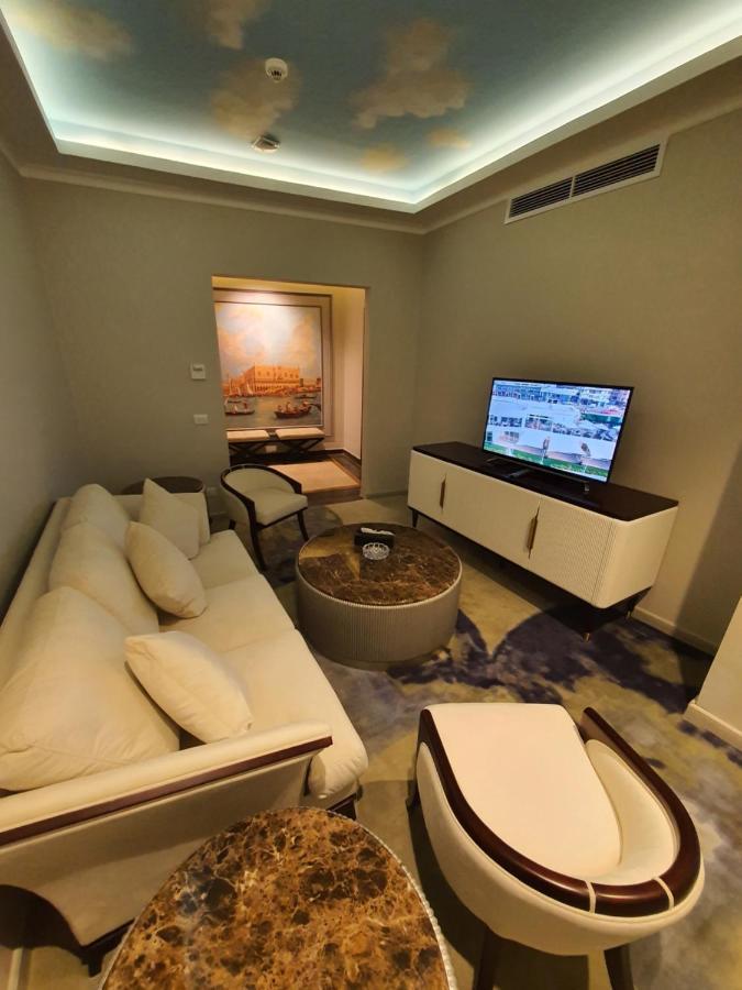 Fleet Club Mahrousa Александрия Екстериор снимка A living room in a suite at the hotel