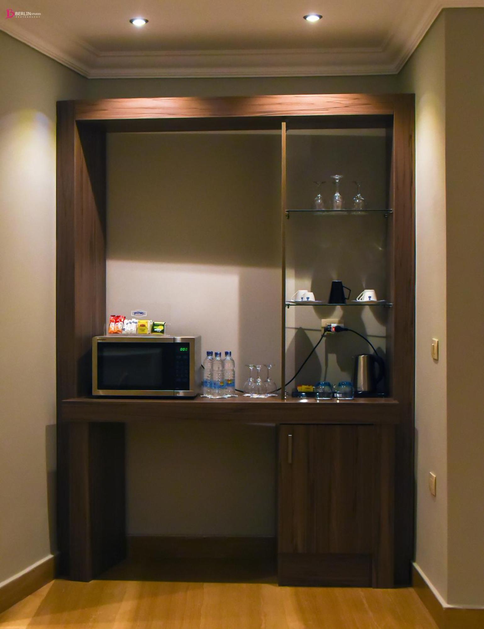 Fleet Club Mahrousa Александрия Екстериор снимка A wet bar in a hotel room